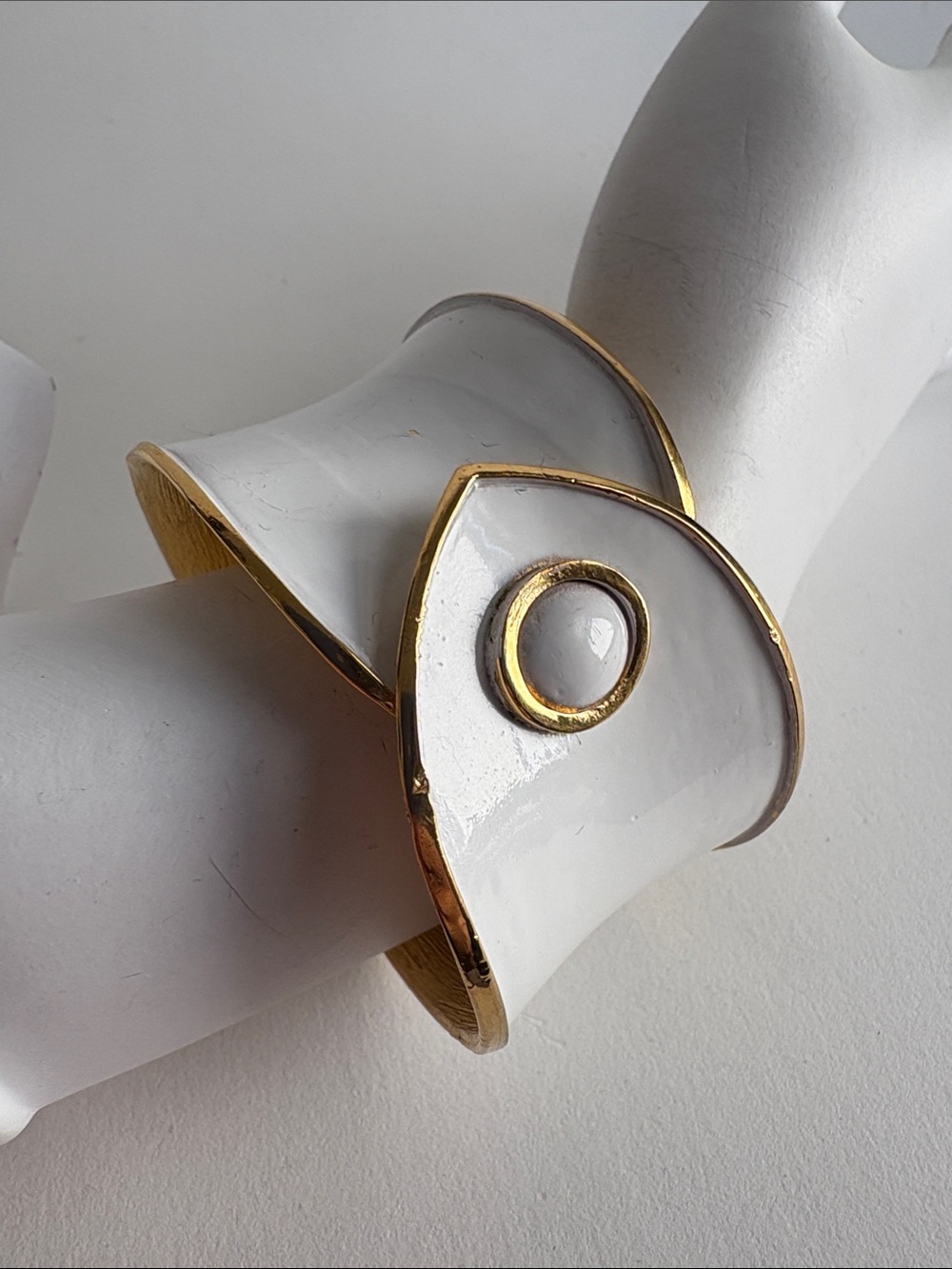 Vintage 1950s Crown Trifari White Enamel Gold Cuff Bracelet - Picture 2 of 7